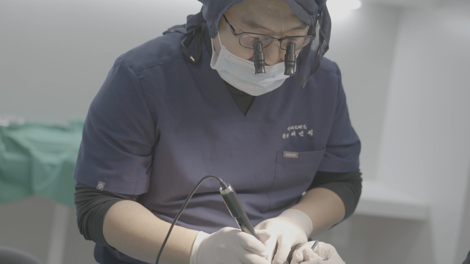 연세모벨르의원 종로본점에서 모발이식 수술을 집도하는 여민석 대표원장