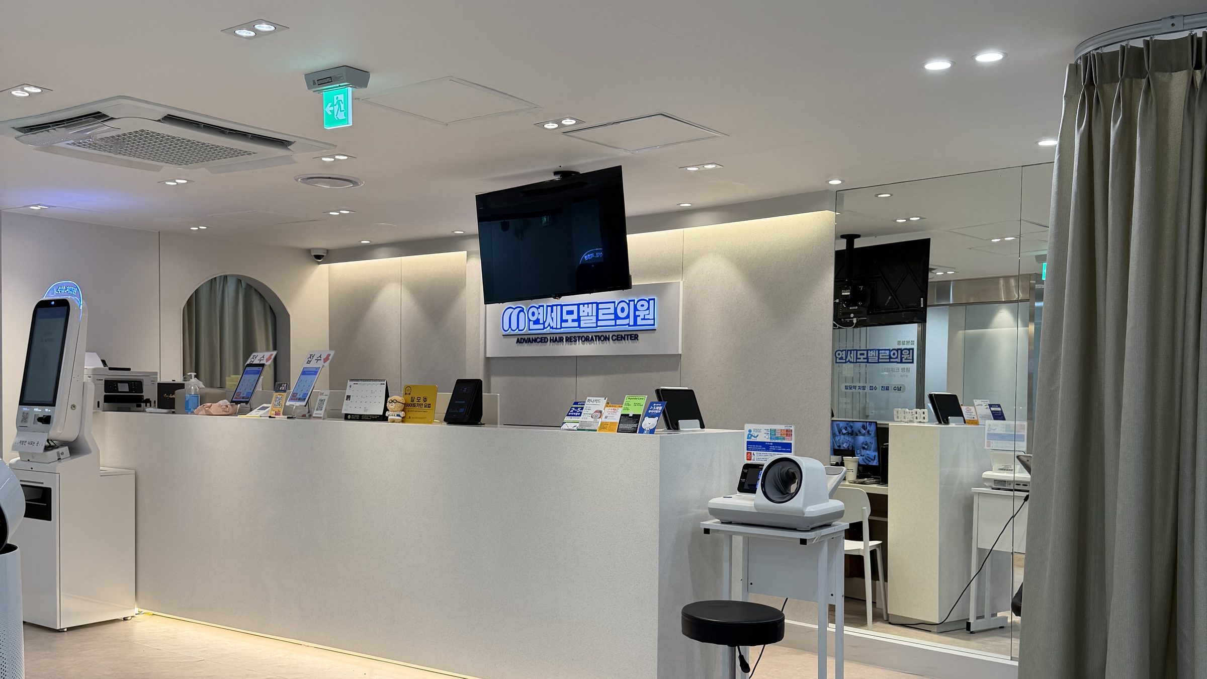 韓国ソウル・鍾路にあるヨンセモベル医院 鍾路本店の受付と待合スペース